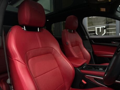 Jaguar F-Pace R-DYNAMIC BLACK MHEV 18