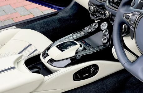 Aston Martin Vantage V8 ROADSTER 14