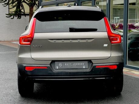 Volvo XC40 RECHARGE T4 R-DESIGN 8