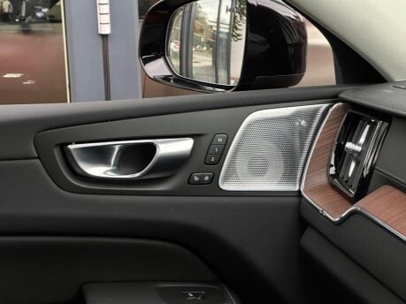 Volvo XC60 2.0h T8 Recharge 18.8kWh Ultimate Dark Auto AWD Euro 6 (s/s) 5dr 40