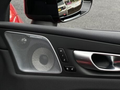 Volvo XC60 2.0h T8 Recharge 18.8kWh Ultimate Dark Auto AWD Euro 6 (s/s) 5dr 39