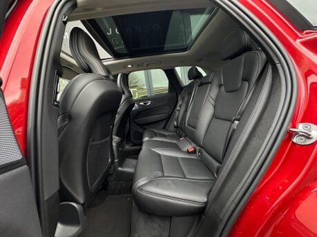 Volvo XC60 2.0h T8 Recharge 18.8kWh Ultimate Dark Auto AWD Euro 6 (s/s) 5dr 19