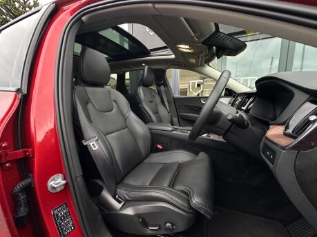 Volvo XC60 2.0h T8 Recharge 18.8kWh Ultimate Dark Auto AWD Euro 6 (s/s) 5dr 43
