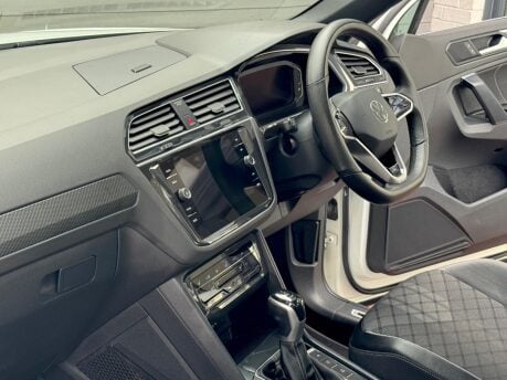 Volkswagen Tiguan R-LINE TSI DSG 10