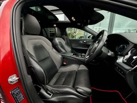 Volvo V60 RECHARGE T6 R-DESIGN AWD 33