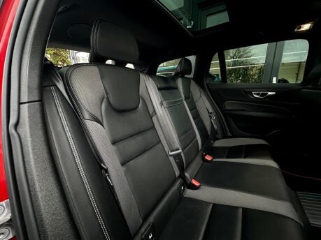 Volvo V60 RECHARGE T6 R-DESIGN AWD 36