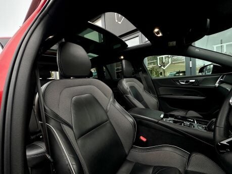 Volvo V60 RECHARGE T6 R-DESIGN AWD 32