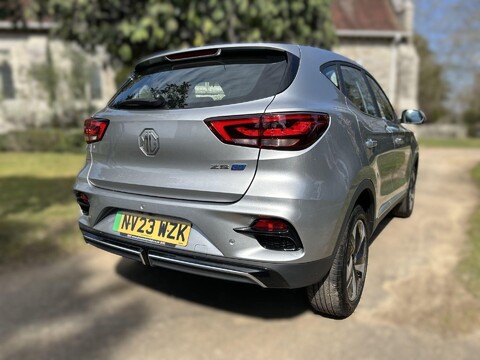 MG ZS SE 14