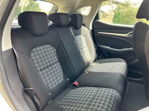 MG ZS SE 18
