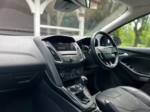 Ford Focus TITANIUM X 8