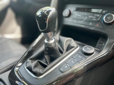 Ford Focus TITANIUM X 32