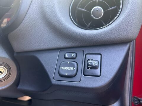 Toyota Yaris VVT-I ICON TECH 26