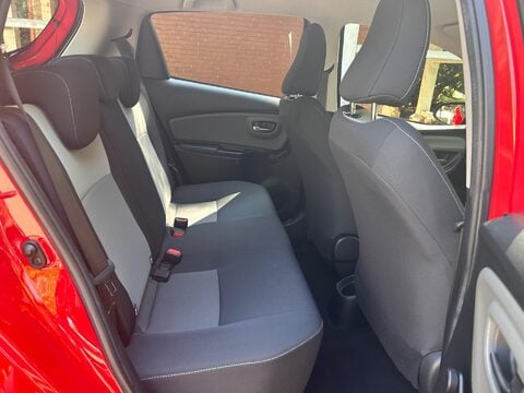 Toyota Yaris VVT-I ICON TECH 32