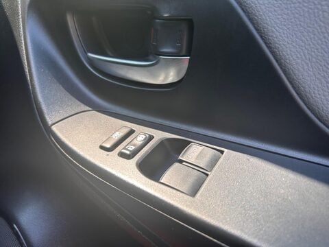 Toyota Yaris VVT-I ICON TECH 28