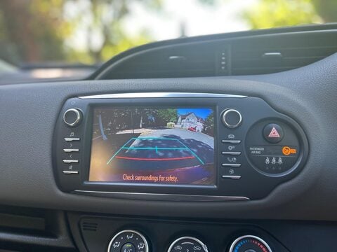 Toyota Yaris VVT-I ICON TECH 17