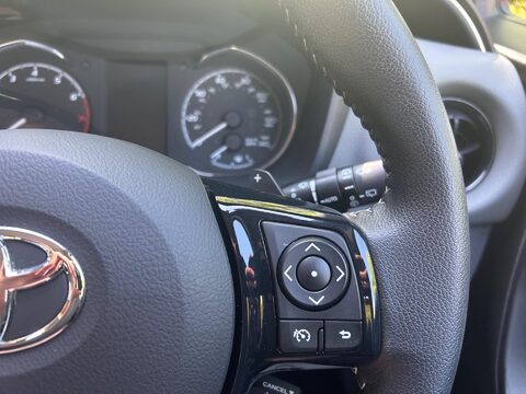 Toyota Yaris VVT-I ICON TECH 23