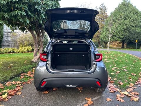 Toyota Yaris DESIGN FHEV 38