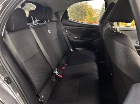 Toyota Yaris DESIGN FHEV 5