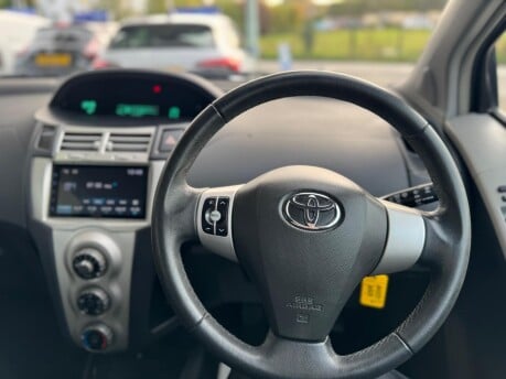 Toyota Yaris TR VVTI 24