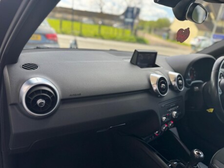 Audi A1 TDI BLACK EDITION 34
