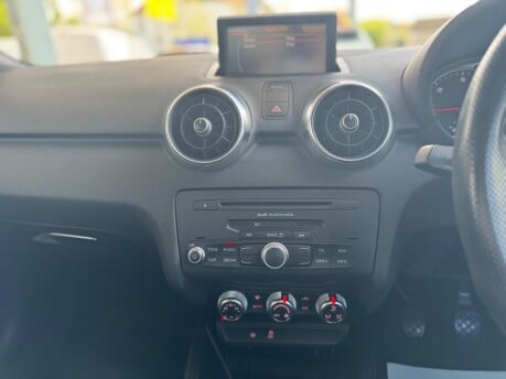Audi A1 TDI BLACK EDITION 24