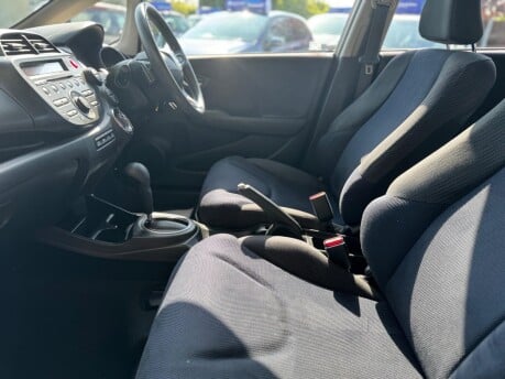 Honda Jazz I-VTEC ES 32