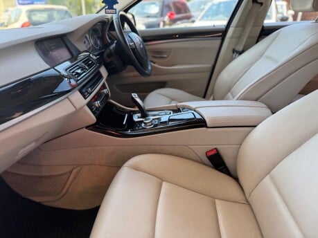 BMW 5 Series 530D SE TOURING 32