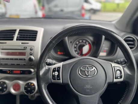 Toyota Urbancruiser VVT-I 17