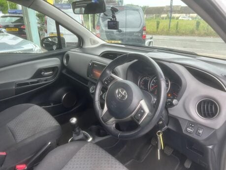 Toyota Yaris VVT-I ICON 9