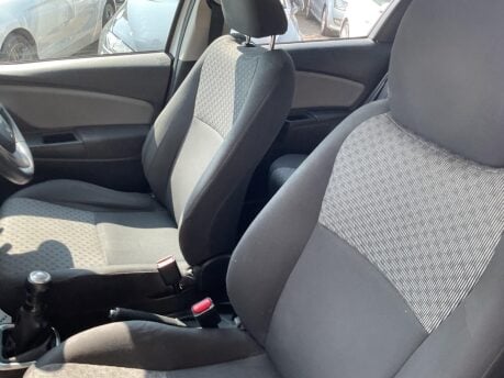 Toyota Yaris VVT-I ICON 31