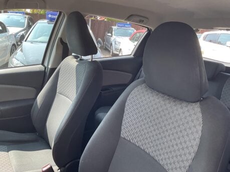 Toyota Yaris VVT-I ICON 32
