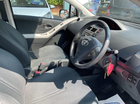 Toyota Yaris TR VVT-I MM 17