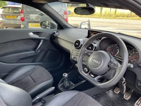 Audi A1 TFSI BLACK EDITION NAV 10