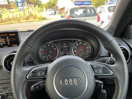Audi A1 TFSI BLACK EDITION NAV 12