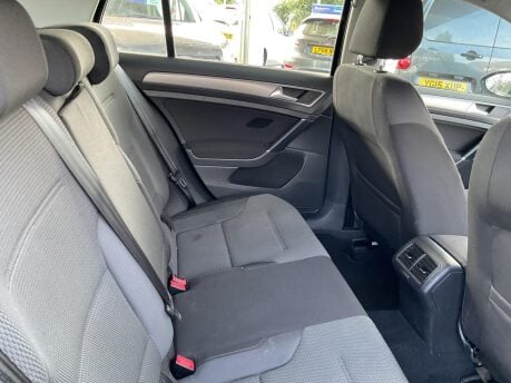 Volkswagen Golf SE TDI BLUEMOTION TECHNOLOGY 11