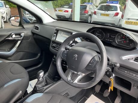 Peugeot 208 1.2 VTi Allure Euro 5 5dr 17