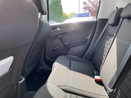 Peugeot 208 1.2 VTi Allure Euro 5 5dr 21