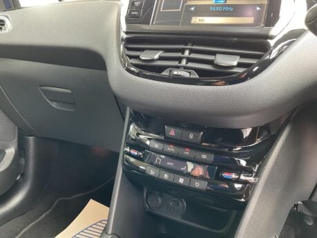 Peugeot 208 1.2 VTi Allure Euro 5 5dr 36