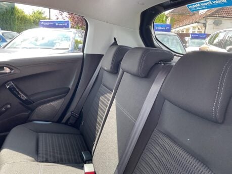 Peugeot 208 1.2 VTi Allure Euro 5 5dr 22