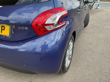 Peugeot 208 1.2 VTi Allure Euro 5 5dr 37