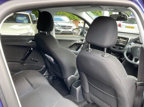 Peugeot 208 1.2 VTi Allure Euro 5 5dr 23