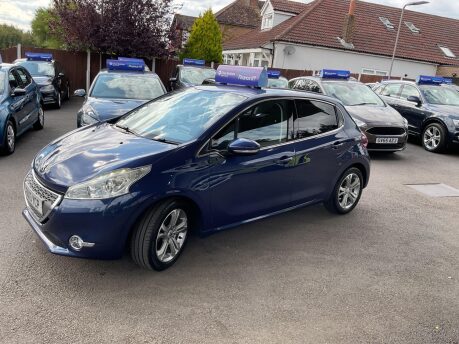 Peugeot 208 1.2 VTi Allure Euro 5 5dr 4