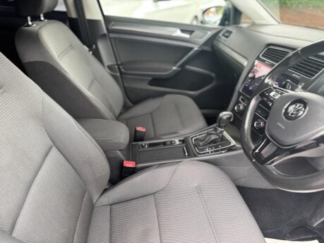Volkswagen Golf 2.0 TDI BlueMotion Tech SE Nav DSG Euro 6 (s/s) 5dr 28