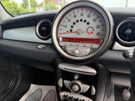 Mini Convertible 1.6 Cooper Euro 5 2dr 31