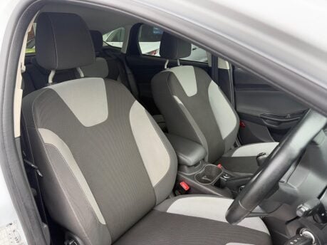Ford Focus 1.6 TDCi Zetec Navigator Euro 5 (s/s) 5dr 18