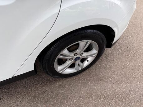Ford Focus 1.6 Zetec Euro 5 5dr 29