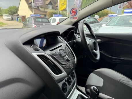 Ford Focus 1.6 Zetec Euro 5 5dr 19
