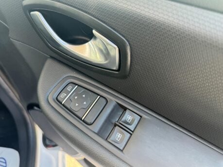 Renault Clio 0.9 TCe Iconic Euro 6 (s/s) 5dr 19