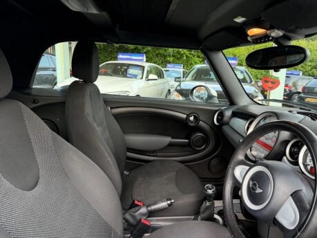 Mini Convertible 1.6 Cooper Euro 5 2dr 31