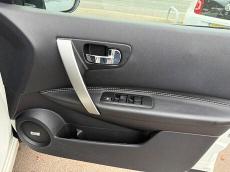 Nissan Qashqai 1.6 dCi Tekna 2WD Euro 5 5dr (AVM) 23